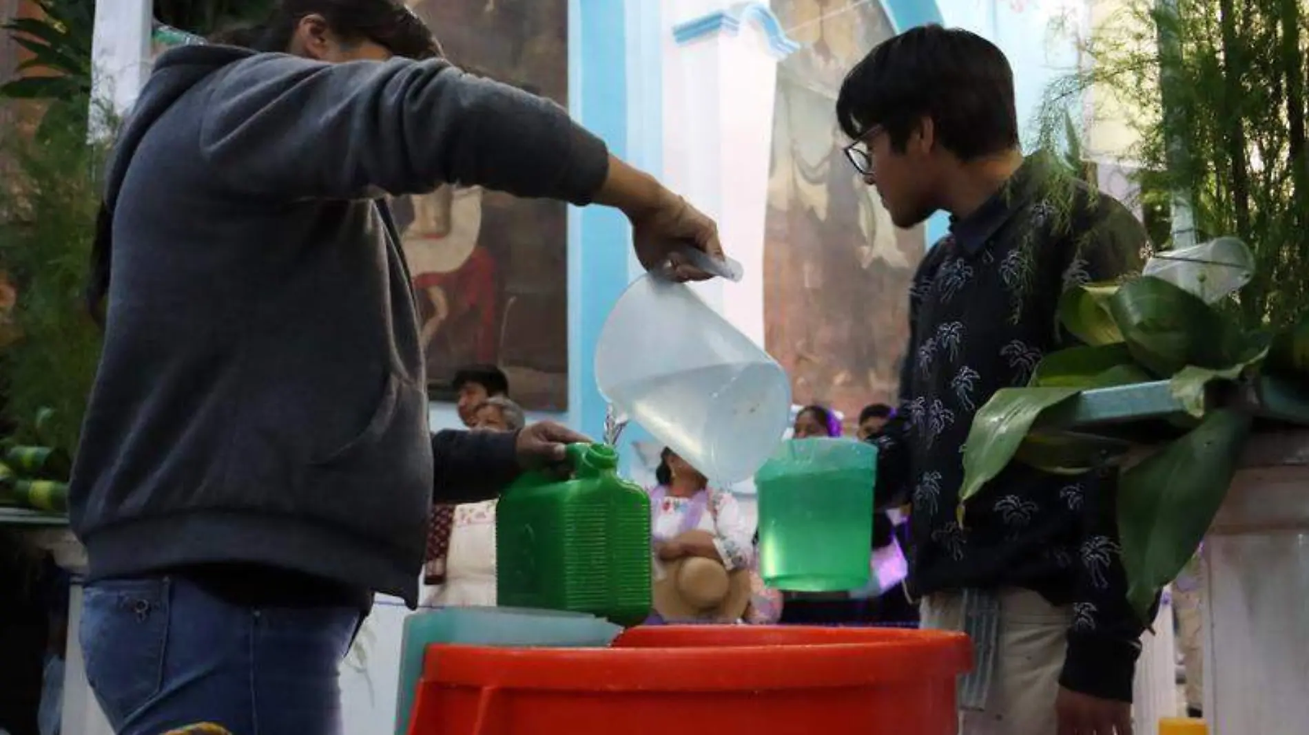 Las personas acudían por agua bendita 